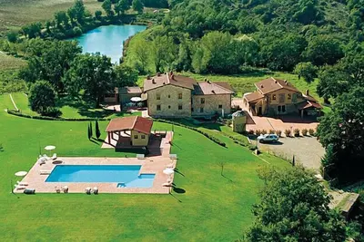 Image de Lake House, Ferme dans les collines entre Arezzo Florence Sienne, Jardin, Piscine