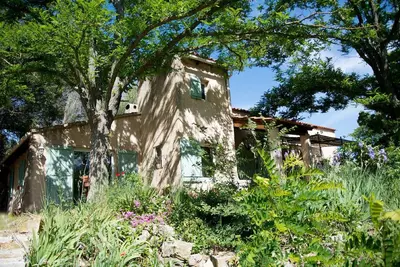 Image de Maison de campagne en pleine nature.
