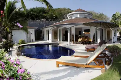 Image de La villa « Orchid », avec piscine privée et domestique, occupe un lieu de rêve.