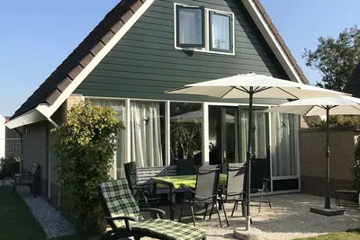 Image de Maison indépendante et confortable dans parc de vacances avec piscine et lac