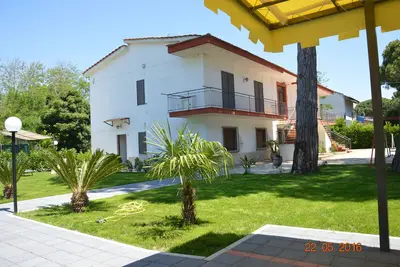 Image de Bel appartement dans résidence à 200m de la mer entouré de verdure