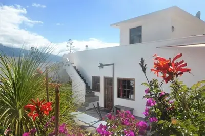 Image de Maison de vacances confortable avec piscine chauffée, vue imprenable et jardin