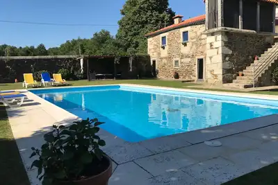 Image de Maison de campagne avec piscine privée. Réduction de septembre / octobre