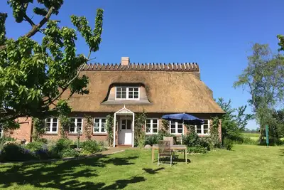 Image de La paix absolue: Maison individuelle de chaume avec grand jardin, piscine, sauna. . .
