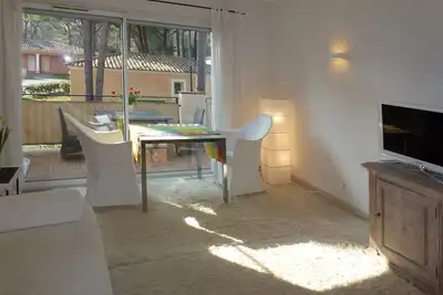 Image de Appartement de 2 pièces avec grande balcon - Saint-Tropez (700 m) - plage (300 m)