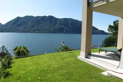Image de Moderne meublé appartement de 3 chambres avec terrasse, jardin et vue panoramique sur le lac