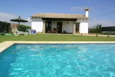 Image de Maison très bien équipée avec piscine privée située au calme dans la pinède derrière l'Urb. Roche, avec Internet WiFi