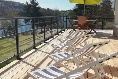 Image de maison au bord de l'eau