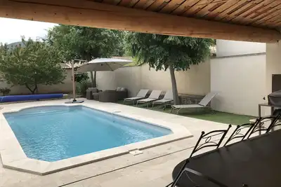 Image de Grande maison entièrement close avec jardin et piscine