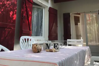 Image de Maison landaise à proximité des plages située dans un jardin arboré