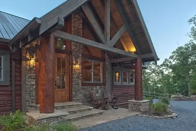 Image de 3 suites King ~ Cheminée extérieure ~ Escapade romantique au sommet d'une montagne