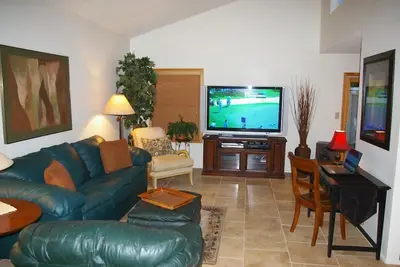 Image de Condo calme et confortable avec plan d'étage ouvert et bain à remous privé à Tempe