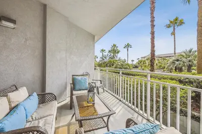 Image de 2102 Sea Crest ~ Villa de 3 chambres rénovée avec soin, à quelques pas de la plage