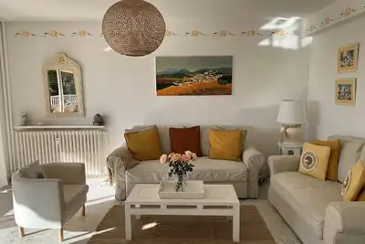 Image de Appartement provençal avec terrasse & jardin privatif - vue \"échappée mer\"
