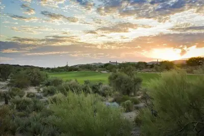 Image de Vues à couper le souffle sur le golf, la montagne et la ville