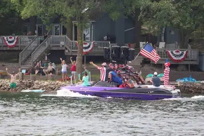 Image de Bord de l'eau, le lac Sylvia Cabin w / pont Massive & 2 Docks (2br / 2ba - pour 6 personnes)