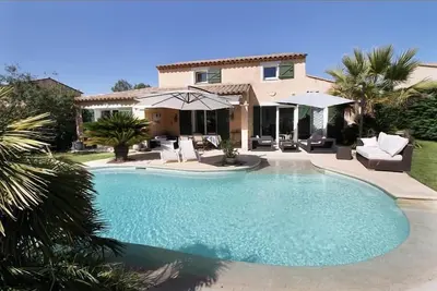 Image de Elegante villa au calme avec jardin et piscine