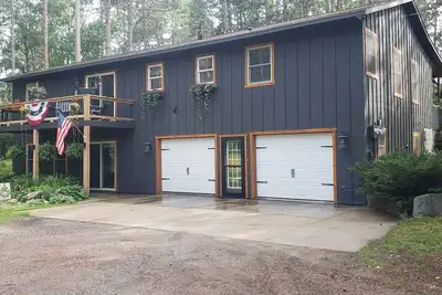 Image de Lake Country Home dans les pins vous invite à venir vous détendre et profiter!
