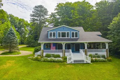 Image de Belle maison au bord du lac Chautauqua avec grande cour et quai privé