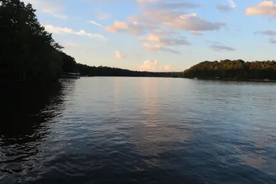 Image de Profitez de la saison de football dans ce charmeur de Cape Cod sur le lac Hartwell, près de Clemson!