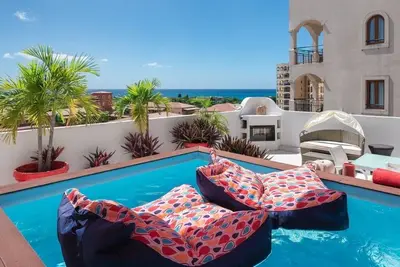 Image de Penthouse de luxe, vue sur le lagon et l'océan
