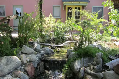 Image de Spectaculaire unité de jardin 1 chambre dans les collines de Glendale.