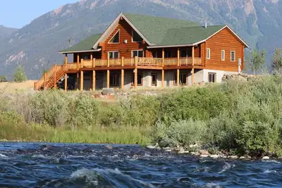 Image de Luxury Madison River Front Log Home - À 25 minutes de Yellowstone * La cabane à Caddis
