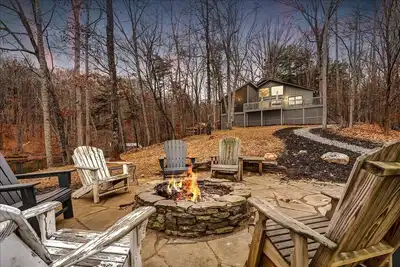 Image de Chalet rustique sur un terrain en pente douce avec 500 pieds de front de mer privé