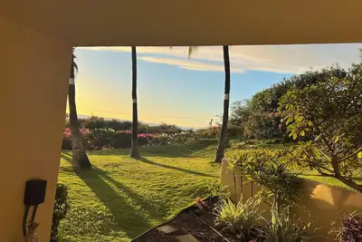 Image de Vue sur l'océan, unité de jardin tropical, climatisation, promenade jusqu'à Keawakapu Bch