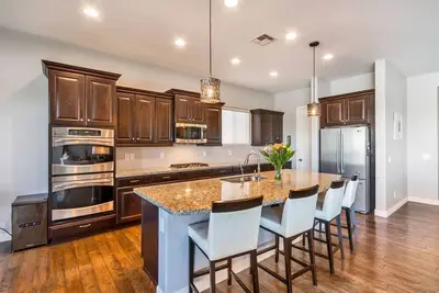 Image de Maison moderne de 5 chambres à coucher avec une grande piscine et des activités en plein air