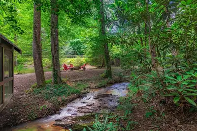Image de Babbling Brook est une maison de vacances tranquille à quelques minutes du centre-ville de Blue Ridge, avec ses boutiques et ses restaurants.