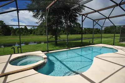 Image de Water Front Villa à Emerald Island, 3 mi à Disney, 4BdRm / 3Ba, thème Rm, piscine