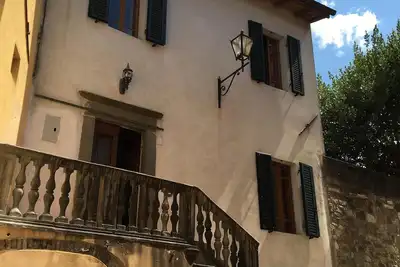 Image de Maison toscane classique avec jardin privé dans la vieille ville fortifiée