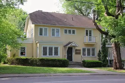 Image de Charme, confort et style sur la rue principale à Franklin dans le Tn