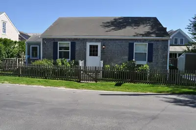 Nantucket Chic Cottage off Cliff Rd