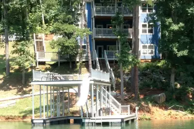 Image de Trésor caché - Double Decker Dock w / Slide; Beaucoup de stationnement; Jacuzzi