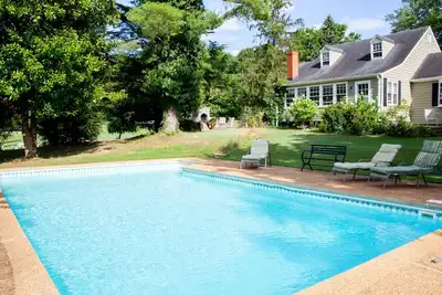 Image de Blistful Kismet Cottage | Piscine avec vue sur la montagne et accès facile à C'ville