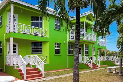 Image de Bel appartement de 2 chambres à St. James près de la plage et Uwi avec piscine.