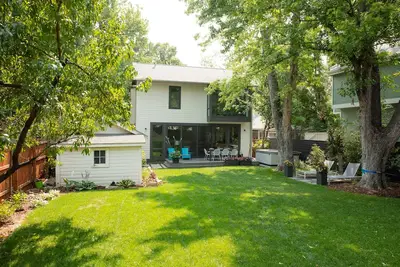 Image de Maison familiale moderne avec grande cour privée, bain à remous, à 3 pâtés de maisons de Pearl Street.