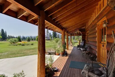 Image de Lune-d'argent Mountain Lodge - la famille, salle de jeux, WiFi, bain à remous