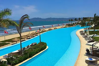 Image de Magnifique appartement en front de mer dans un luxueux condo 2 Br + Studio 2, 5 B, 2200 pieds carrés