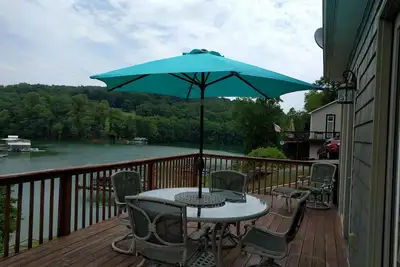 Image de Norris maison au bord du lac avec quai de bateau couvert