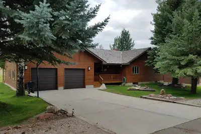 Image de Beautiful Ranch Retreat Custom Home Près et pratique avec une sensation de pays.