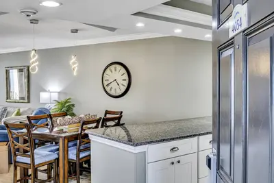 Image de Condo face à la plage avec balcon vue sur le golfe! WiFi gratuit!