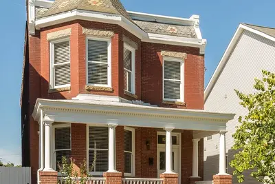 Image de Southern Victorian Mansion: Manger / boire à proximité