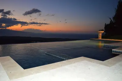 Image de Échapper à la réalité. . . . Vue à 180 degrés, piscine, bain à remous, intimité. Permis