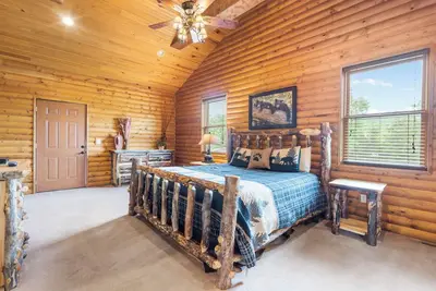 Image de Chalet de luxe au bord du lac ~ 2 piscines ~ Services gratuits ~ Dock ~ Kayaks ~ Dock ~ Vues Incroyables!