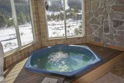 Image de Luxe spacieux condo bain à remous et Sanua dans l'unité 1000 'téléski