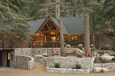 Image de Lodge de luxe exclusif sur 40 acres privées, 1/4 mile à Lake Arrowhead Village