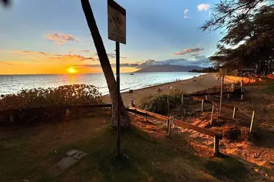 Image de Récemment rénové, nouveau système de climatisation divisé et nouvelle salle de bain! À quelques pas de la plage.